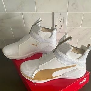 Size 6 Women, puma sneakers